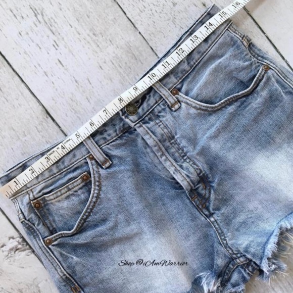 Free People high waisted frayed raw hem shorts *shop@iamwarrior - Picture 6 of 9